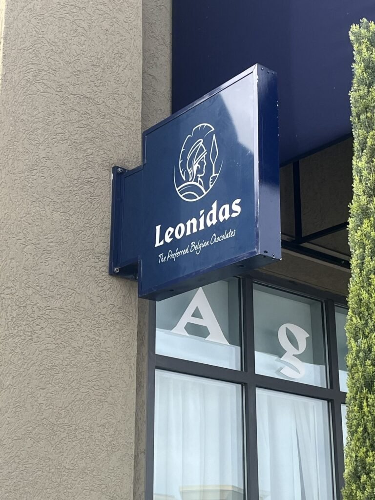 Leonidas cabinet sign