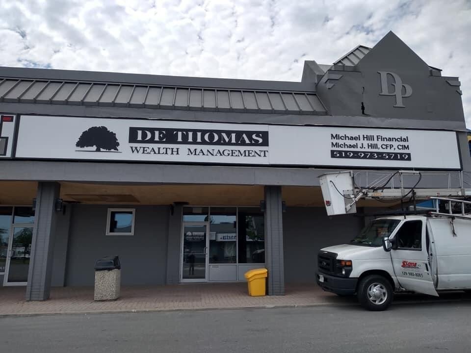 De Thomas Wealth Management sign installation